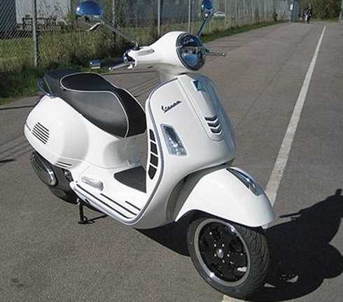 Vit Vespa GTS 300 Super stulen i Göteborg